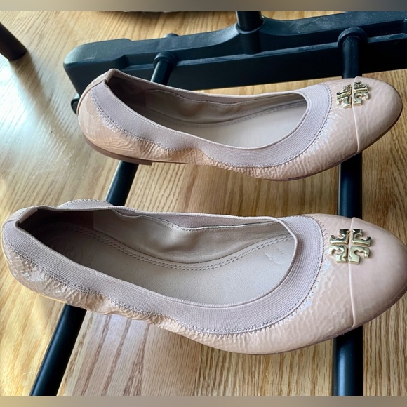 TORY BURCH Tan/Gold Flats - Picture 2 of 3